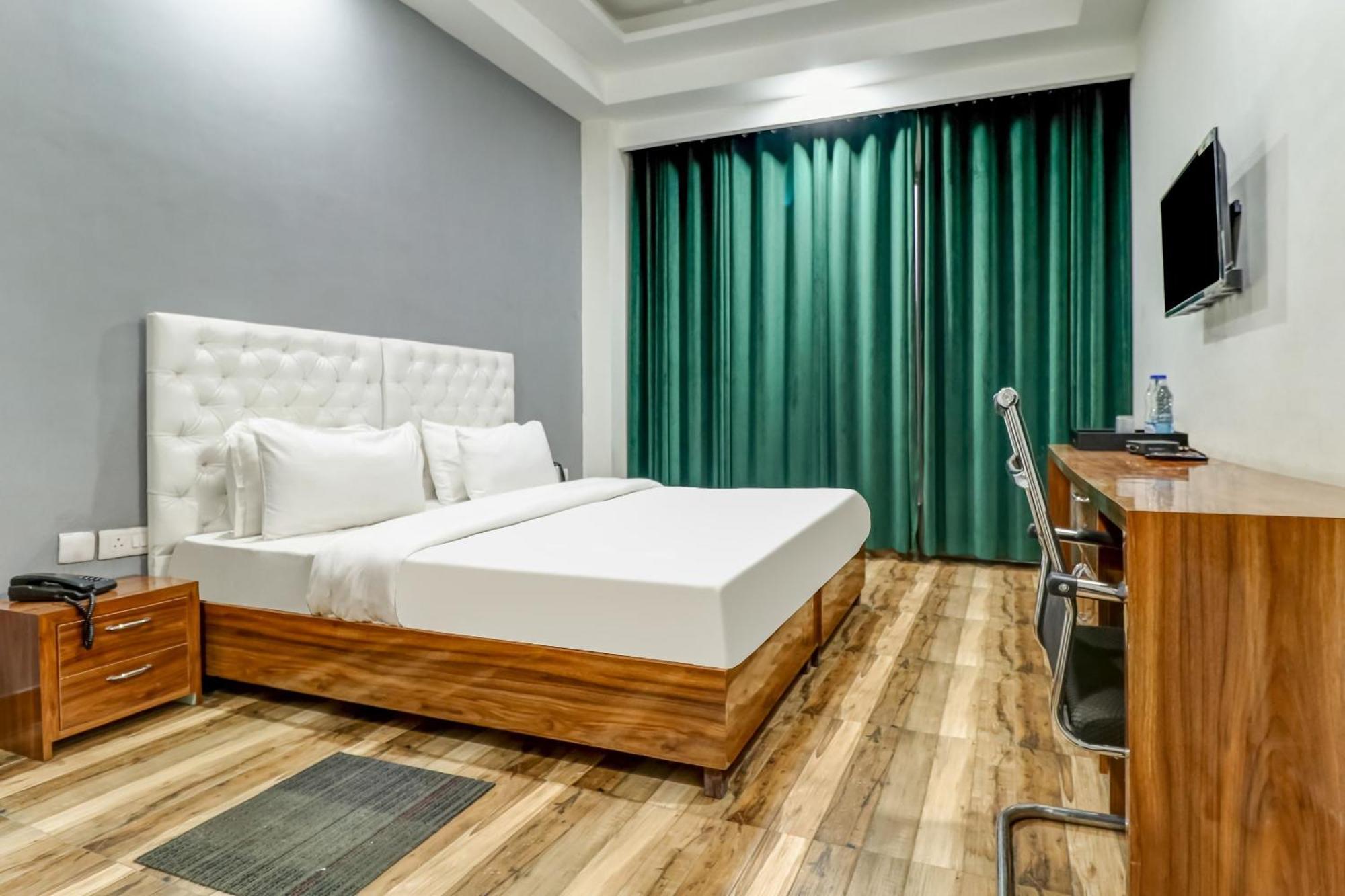 Hotel Townhouse Skylight Near Medanta Hospital Gurgaon Exterior foto