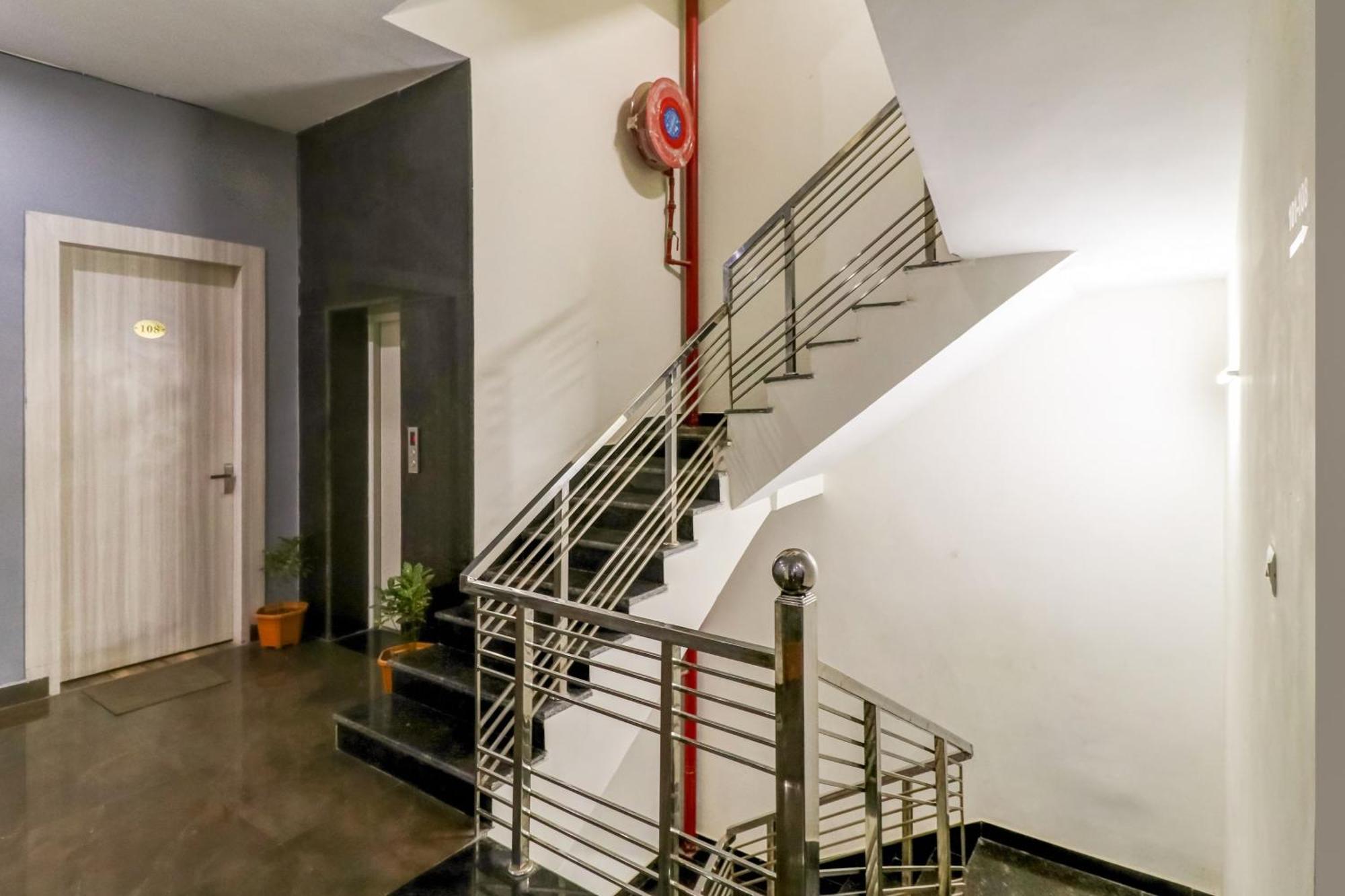 Hotel Townhouse Skylight Near Medanta Hospital Gurgaon Exterior foto